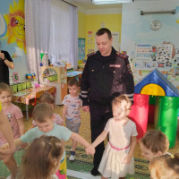 Сотрудники Госавтоинспекции Томской области провели с малышами обучающее занятие по ПДД