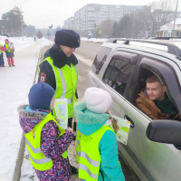 В Северске инспекторы дорожного движения поздравили мужчин-водителей с Днем защитника Отечества